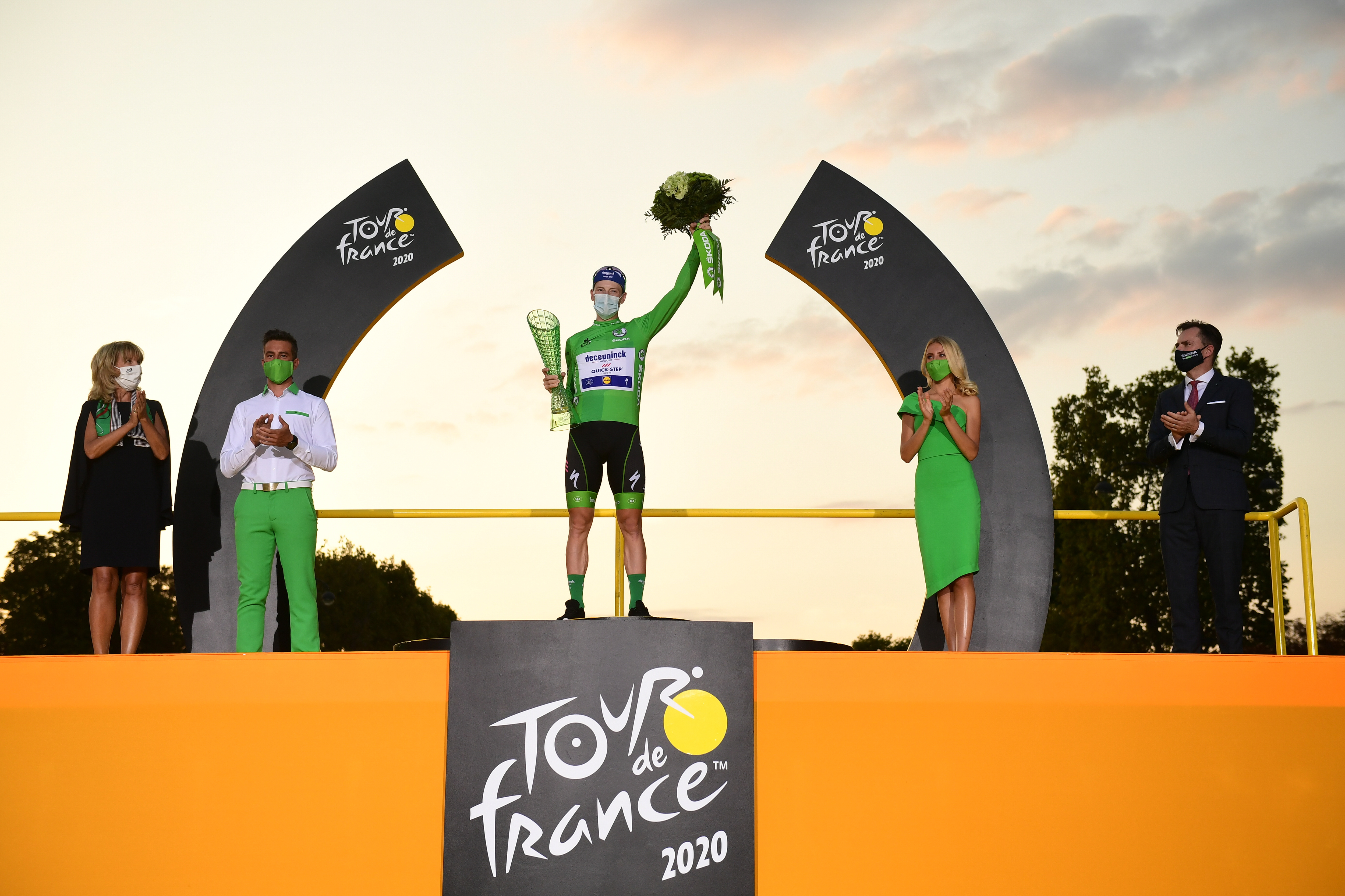 Tadej Pogacar Gewinnt Die Tour De France Und Erhalt Kristallglas Trophae Von Skoda Auto Design Skoda Storyboard